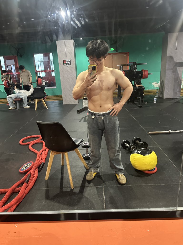 liu_wei134's tweet photo. 明天练胸这个点没有睡是不是完蛋了 https://t.co/wR8rF1J8Wh