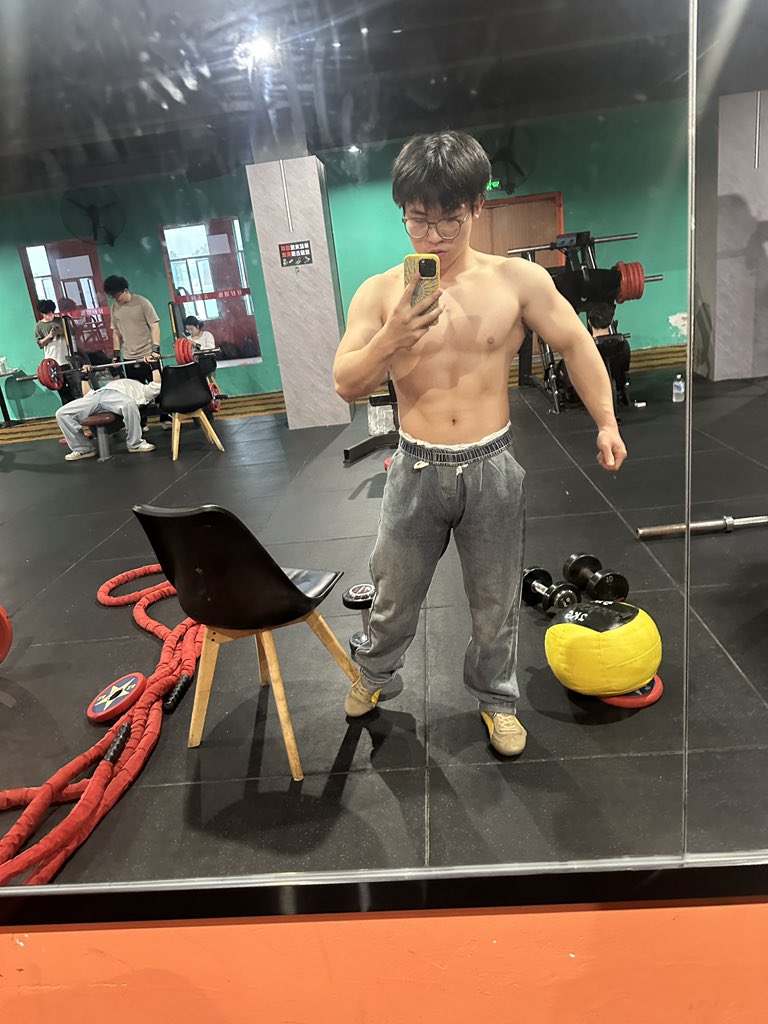 liu_wei134's tweet photo. 明天练胸这个点没有睡是不是完蛋了 https://t.co/wR8rF1J8Wh
