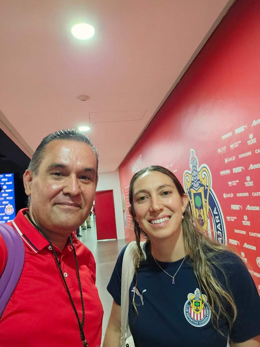 El Licenciado <a href="/Alejandro197315/">Alejandro Salas</a> siempre cercano a #chivasfemenil aquí con La Doctora del #goal <a href="/Boyi58/">Boyi Iturbide</a>  🫡 #futfem #ligamxfemenil #futbolfemenino