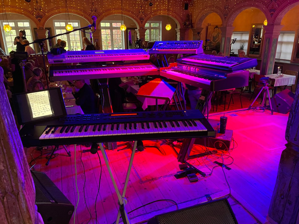 Mystic Queen of Maybe (Jan) & Teddy 🐈‍⬛ tweet media