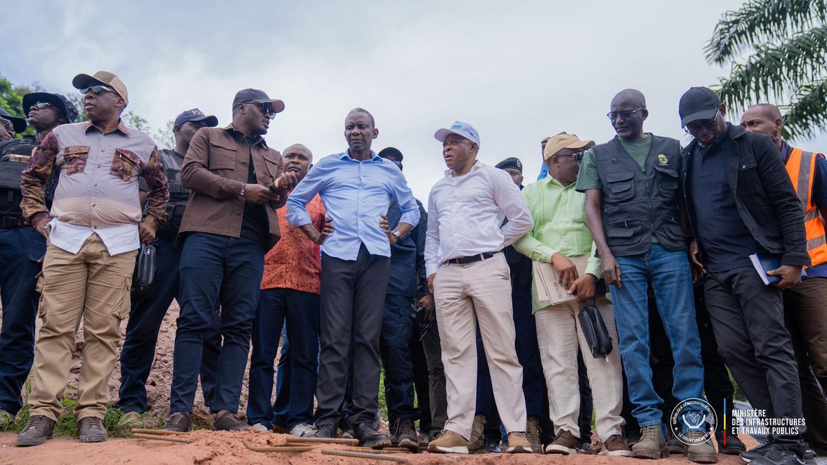MinITP_RDC's tweet photo. Tanganyika, samedi 04 avril 2026. À Kalemie, le Ministre des infrastructures et travaux publics, John Banza Lunda, a immédiatement pris le chemin de sa nourriture quotidienne, à savoir, les chantiers routiers.

Boulevard Lumumba
• Colonne principale de la voirie du chef-lieu de la province du Tanganyika frappée de plein fouet par la furie des eaux du Lac Tanganyika.
• Route coupée en deux sur un tronçon.
• Début des travaux et détails du projet portant sur la réhabilitation et modernisation du boulevard Lumumba.

Tronçons les plus touchés
• De l’aéroport à la Monusco (du PK000 au PK4+700).
• De l’entrée Dave à SEP-CONGO (du PK7+200 au PK8+900).
• De SEP CONGO à l’hôtel du Lac (PK8+900 au PK11+500).
• Tronçons Monusco, Lubungu et Cnss recevront une cure profonde.
• Explications fournies par le directeur général de l’Agence congolaise des grands travaux (ACGT), Nico Nzau.

Boulevard “JKK”
• Visite effectuée accompagné du gouverneur du Tanganyika, Christian Kitungwa.
• Prolongement prévu de 1 km devant arriver jusqu’au Stade de la ville.
• Travaux effectués par l’entreprise Malta Forrest.

Rond-point “Trico”
• Travaux en cours pour réhabiliter la route Kalemie-Manono.

Route Kapangula
• Route longue de 2,1 km en jonction avec la RN5.
• Office des voiries et drainage (OVD) à pied d’œuvre selon Victor Ntumba.
• Jonction entre Kalemie et Uvira au Sud-Kivu en passant par Bendera.

Route Makala
• Construction d’un pont destiné aux bénéficiaires que sont les prisonniers.
• Projet de lutte anti-erosive sur la RN5.
• Tronçon de 3 km fortement dégradé.
• Travaux exécutés par l’Office des routes (OR).
• Grandes lignes présentées par le Directeur général Jeanneau Kikangala.

Axe routier vers le port de Kalemie
• Murs de soutènement déjà placés vers un versant.
• Caniveaux connaissant une bonne évolution.

Rappel
• Travaux lancés par la Première ministre Judith Suminwa lors de son dernier séjour dans la ville.
• Bureau Technique de contrôle (BTC) représenté par Jean-aimé Mavar Tayey aux côtés de Pierre Bundoki du Foner et du coordonnateur national de la cellule des infrastructures Billy Tshibambe.

@Presidence_RDC 
@PrimatureRDC