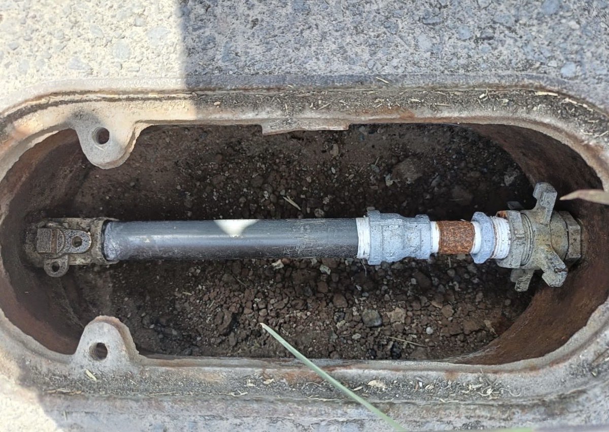 masha8315's tweet photo. @CEAservcliente  A este vecino que en días pasados lo descubrieron robando agua y ustedes lo citaron y le pausaron un tapón. Volvió a conectarse ilegalmente afectando a todos en la privada. Es Paseos de San Miguel. https://t.co/NYwKC7kPLK