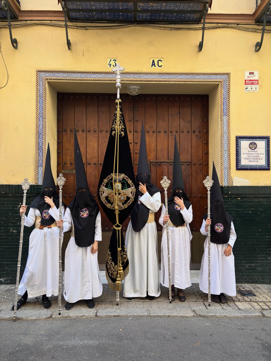 hdadsoledad's tweet photo. Tras la magnífica Estación de Penitencia de ayer viernes, nuestros queridos hermanos del Grupo Joven vuelven a vestir, hoy Sábado Santo, el hábito nazareno para representar a nuestra Hermandad en la procesión de @StoEntierro_Sev 

¡Muchas gracias, hermanos!

Paz y Bien. https://t.co/oERrU0v675