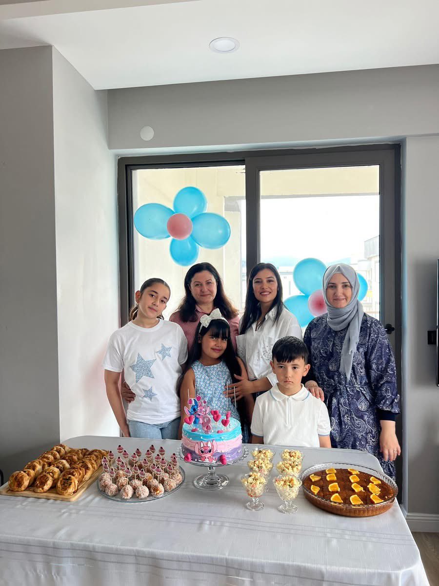 Ak Parti Finike Kadın kolları başkanımız Tuğba kiriş ve yönetimi olarak yönetim kurulu üyemiz Tülay Dalgıçın torunu prenses kızımız Tülay Tanem in Doğum gününe katılım sağladık 
<a href="/alicetin_07/">Ali Çetin</a> 
<a href="/GlinZboz/">Gülçin Özboz🇹🇷🇹🇷</a> 
<a href="/HakannnBayar/">HakanBayar🇹🇷</a> 
<a href="/AriciKiris/">TUĞBA ARICI KİRİŞ</a>