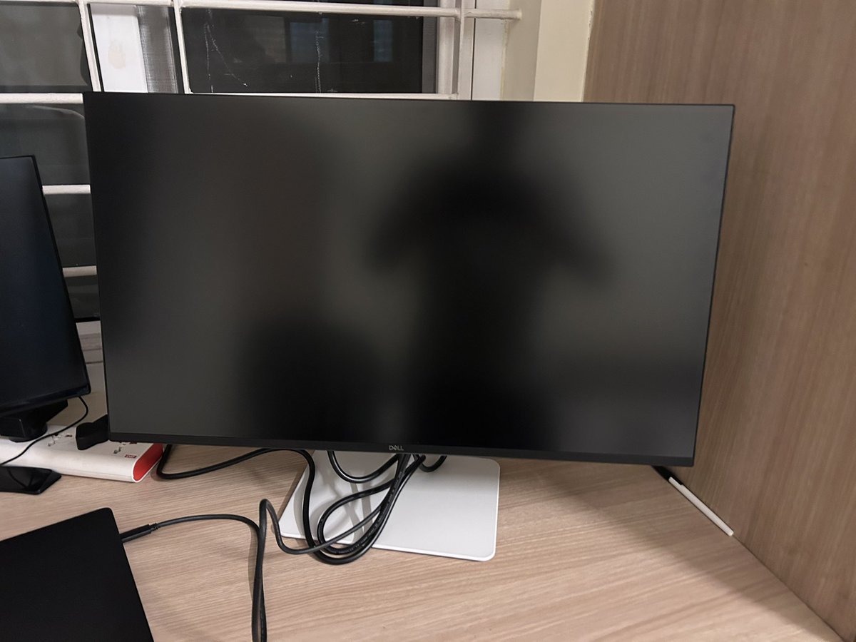 tichku100's tweet photo. @MichaelDell @DellCares @Dell Please tell your customer support to not come back with shitty Questions like if i have plugged properly , powered on , or i only broker it after it got delivered as if i dont have any other work, just refund my money  #monitor #laptop #AI #dell https://t.co/AKs8lFJcLb