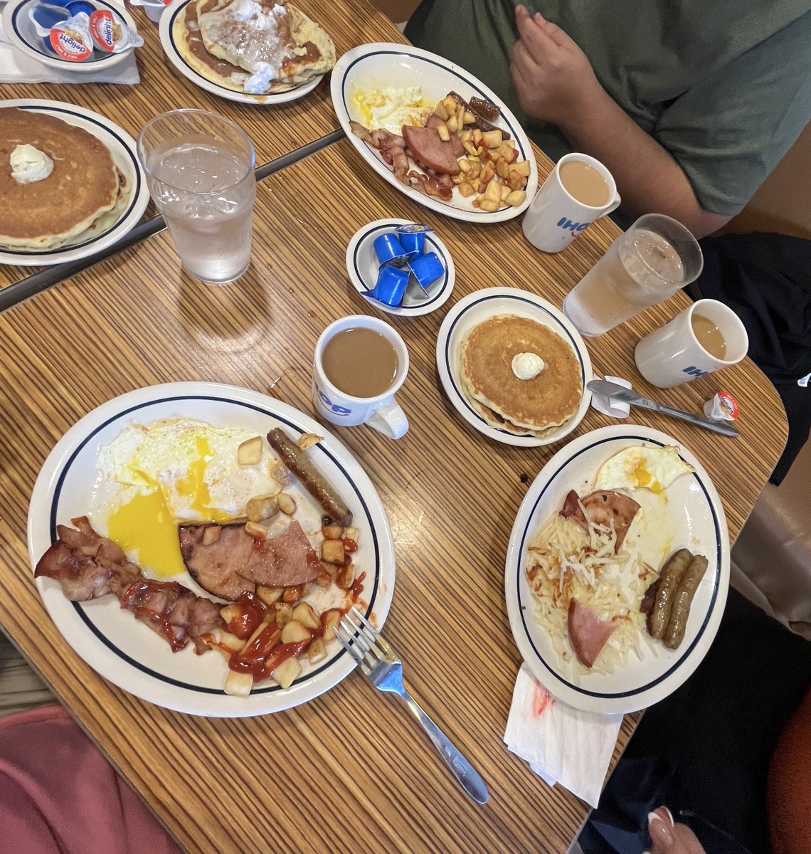 adaan_D's tweet photo. #tx 🥞☕️ 😌 https://t.co/ng3HzTy0a4