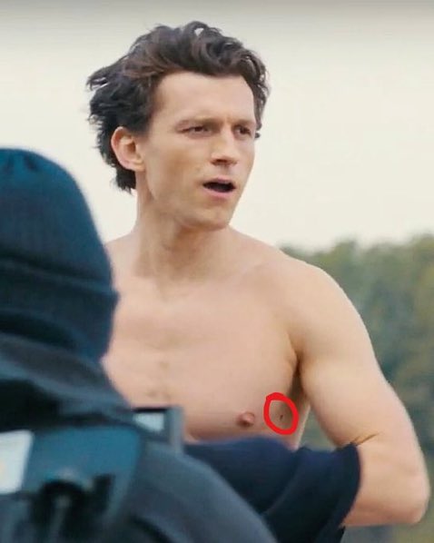 eu fico fula da vida pq nunca consigo ver essa abençoada tatuagem