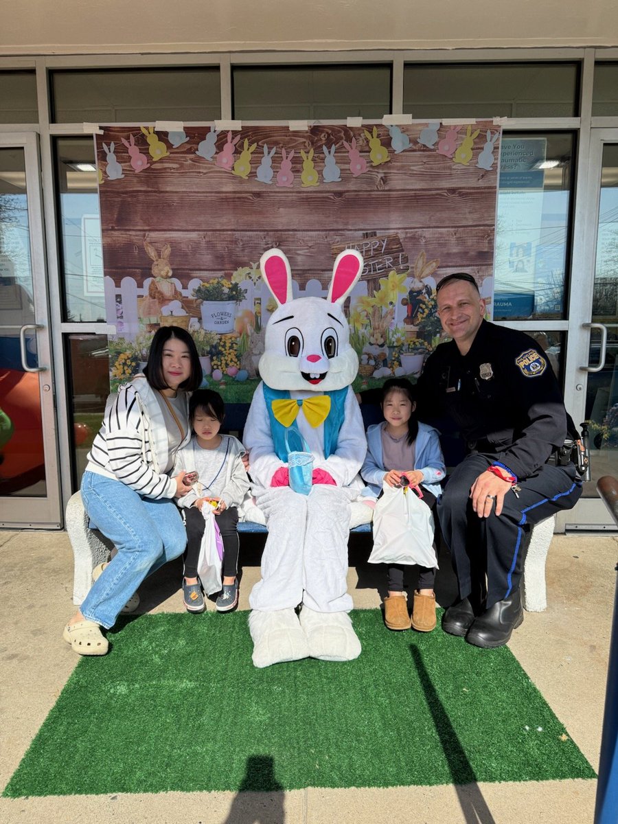PPD07Dist's tweet photo. The Easter Bunny hopped into the 7th District for a visit.🐰🐣 https://t.co/DnaJWj69nP