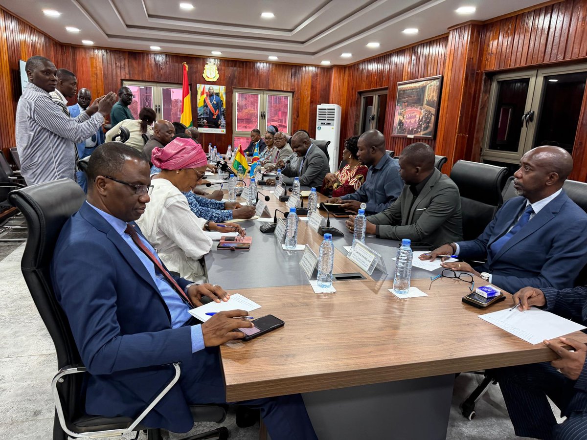 CrispinMbadu's tweet photo. 🇬🇳 | 🇨🇩 Escale éclair et diplomatique à Conakry en ce samedi pascal.

​Mandatés par SEM le Président de la République, Chef de l'Etat, Félix-Antoine TSHISEKEDI TSHILOMBO, nous avons été reçus en audience ce samedi 04 avril 2026 par SEM Dr. Morissanda KOUYATÉ, Ministre des Affaires Étrangères, de l'Intégration Africaine et des Guinéens à l'Étranger. Il représentait le Chef de l'État guinéen, le Général de Corps d’Armée SEM Mamadi DOUMBOUYA, empêché, pour recevoir le message officiel relatif à la candidature de Mme Juliana Amato Lumumba à l’@OIFfrancophonie.

​Ce plaidoyer s'appuie sur une solidarité historique : la Guinée, nation qui a protégé Mme Juliana Lumumba durant 30 ans. La RDC réaffirme ainsi l'importance d'une voix africaine unie au sommet de la Francophonie. 🌍🤝

​Gratitude pour la chaleur de l'accueil et cette convergence de vues stratégique.
 #DiplomatieRDC #JulianaLumumba
@Presidence_RDC
@SuminwaJudith @kayikwambaT 
@PatrickMuyaya 
@MinDiasporaRdc