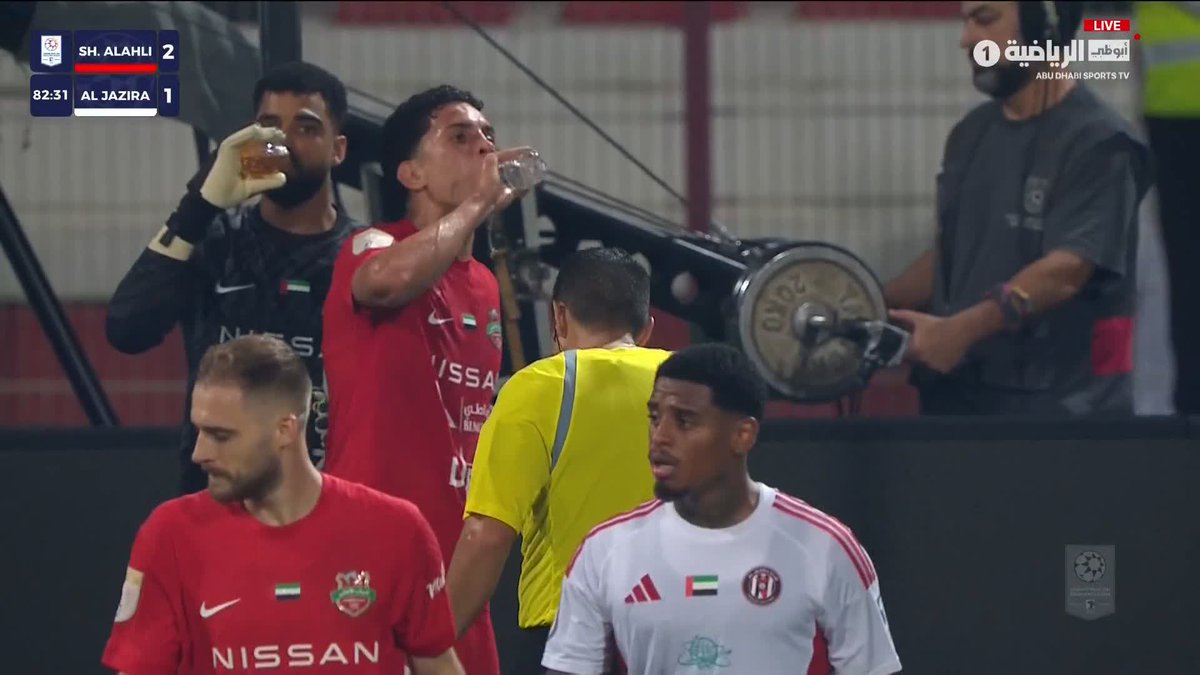مصور المباراة يتفاعل ويستمتع بالأجواء الجماهيرية الرائعة. أبوظبي الرياضية 1 | #شباب_الأهلي_الجزيرة 