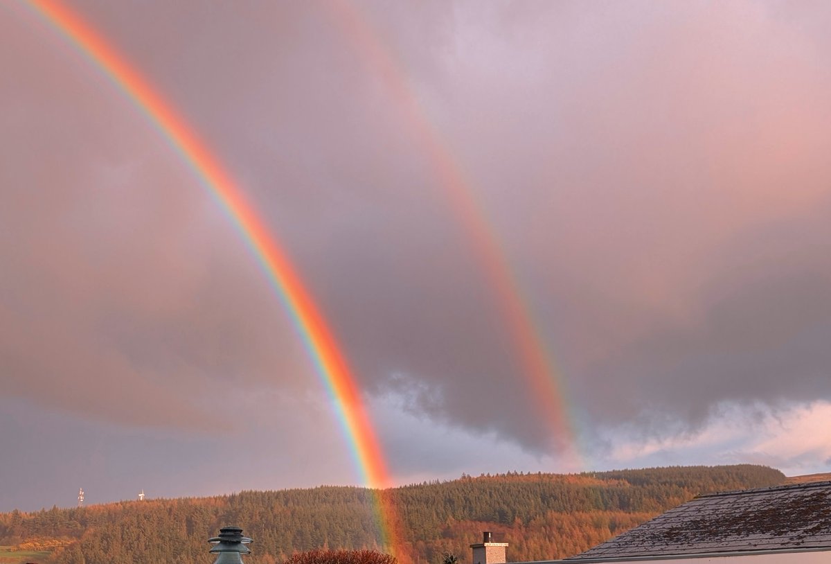 annlizkelly's tweet photo. Now the double rainbow @bbcniweather @UTVNews @StormHour @deric_tv @R_Faragher @linzilima @bbcweather  @LoveBallymena @WeatherCee  @Louise_utv @WeatherAisling @barrabest @Ailser99 @angie_weather @geoff_maskell @Ali_Totten @organicbotanic https://t.co/zhQRkEDdzx