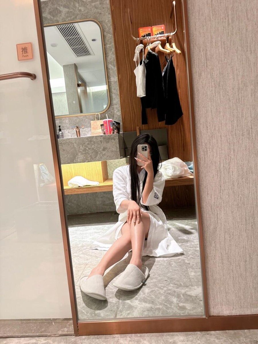 三十多岁了，
婚姻在肩上不再是浪漫两个字，
而是责任、习惯、协调、和不断的自我消化。
爱在，只是没了年轻时的轰烈；
人在，只是陪伴常常缺席。
有时候累了、空了、想被抱一下、想被惦，
却懂得了不能再轻易撒娇。
原来三十多岁的女人，
不是不相信爱情，
只是更明白：
婚姻里最难的，是把自己过好。 https://t.co/cuCcxetrL4