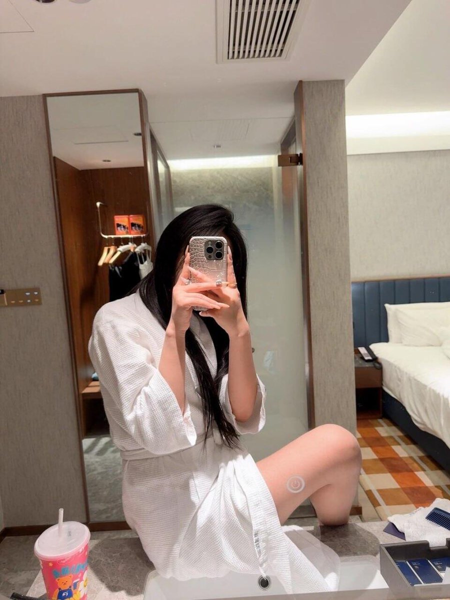 三十多岁了，
婚姻在肩上不再是浪漫两个字，
而是责任、习惯、协调、和不断的自我消化。
爱在，只是没了年轻时的轰烈；
人在，只是陪伴常常缺席。
有时候累了、空了、想被抱一下、想被惦，
却懂得了不能再轻易撒娇。
原来三十多岁的女人，
不是不相信爱情，
只是更明白：
婚姻里最难的，是把自己过好。 https://t.co/cuCcxetrL4