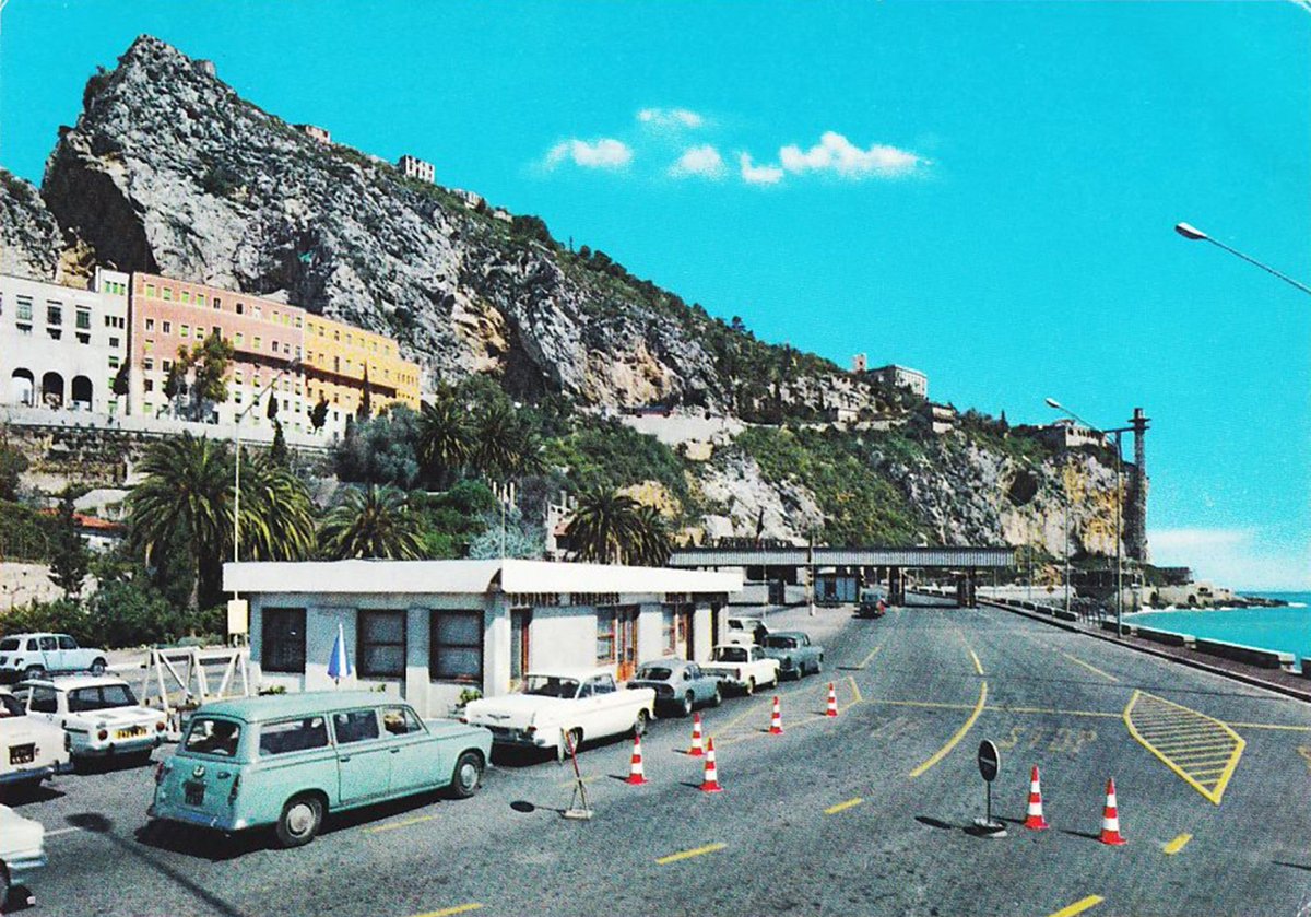 Pillandia's tweet image. Confine tra Francia ed Italia sul lungomare, all'inizio degli anni 1970. 
pillandia.blogspot.com/p/avaleht-iniz…

#France #Italy #Border #Menton #Ventimiglia