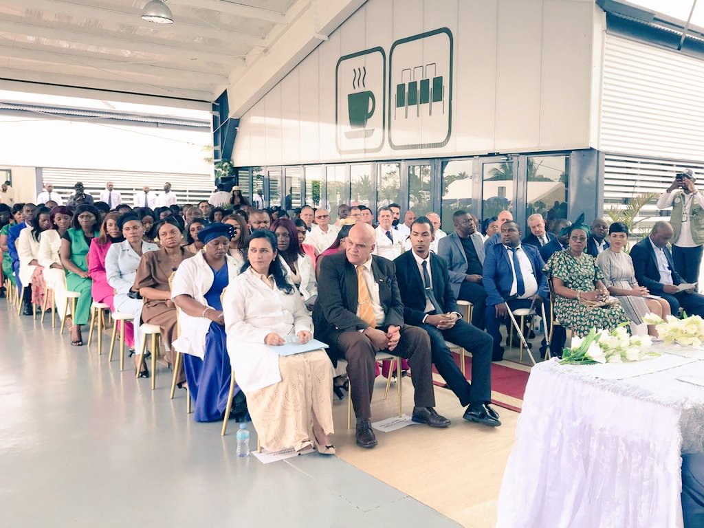 cubacooperaGeSM's tweet photo. Hoy 4 de abril, el corazón late distinto ❤️
Como joven de la @BMCGuineaEcuat, ver hecha realidad la 1ra graduación, un sueño hecho realidad es un momento trascendental 🎓
En el Día de la #UJC: compromiso, historia y futuro 🇨🇺🇬🇶 https://t.co/WFGlafMGn8
