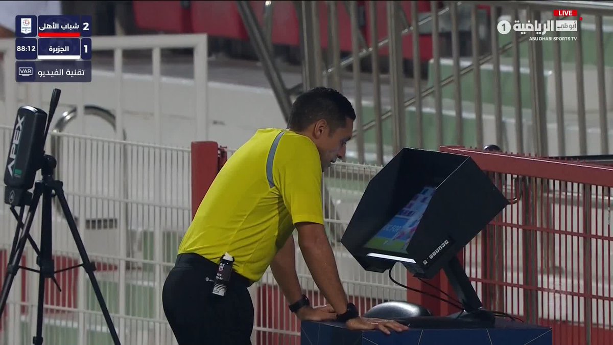 بعد العودة لـ VAR... حكم المباراة يشهر البطاقة الحمراء على سعيد عزت. أبوظبي الرياضية 1 | #شباب_الأهلي_الجزيرة 