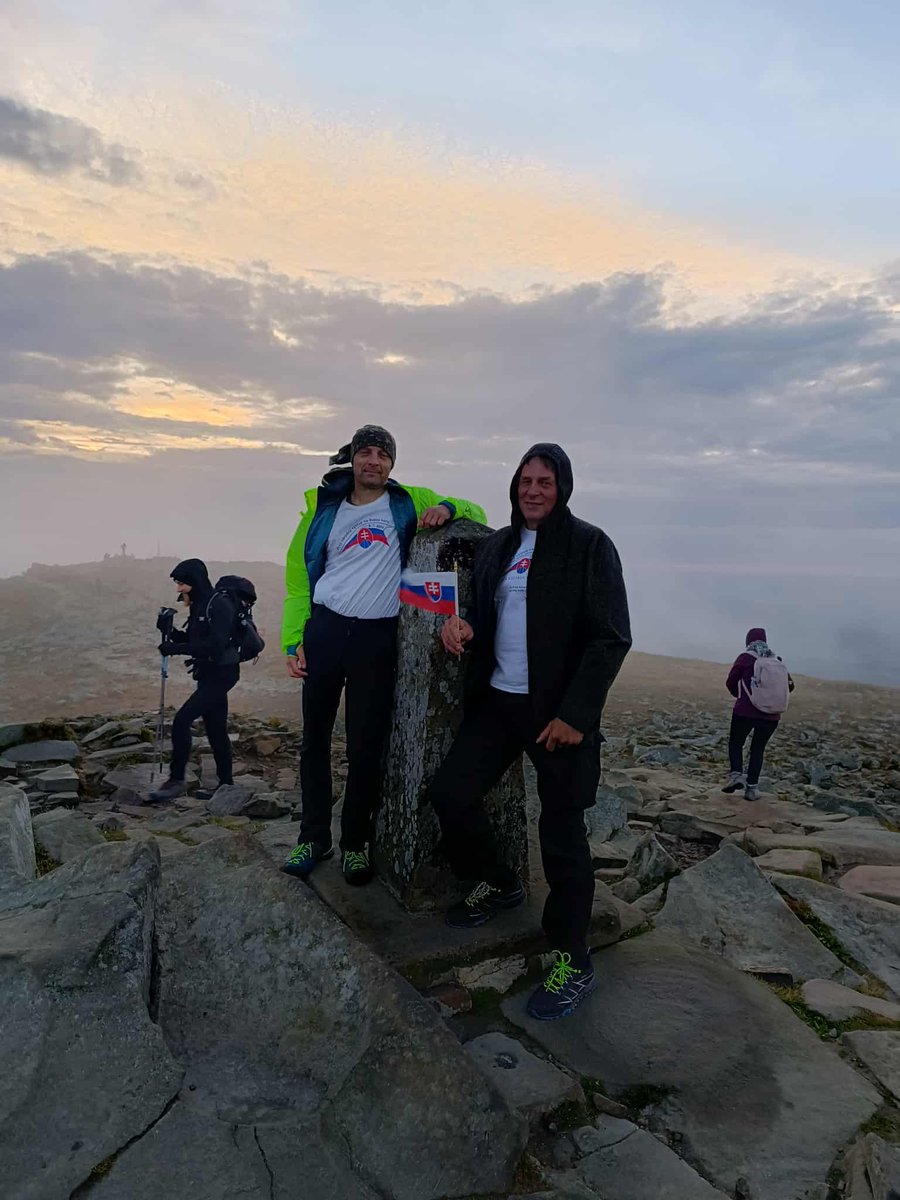 Pillandia's tweet image. Turisti slovacchi in escursione presso la linea di confine tra Polonia 🇵🇱 e Slovacchia 🇸🇰. 
📷: 2024. 
pillandia.blogspot.com/p/avaleht-iniz… 

#Slovakia #Polhora #Slovensko #Polska #Korbielów #Poland #Border