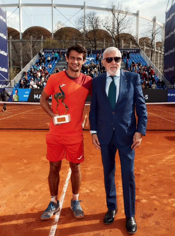 puppotenis's tweet image. Después de ganar las semifinales del #TiriacOpen en #Bucarest, @marianonavone1 recibió el galardón al jugador más popular del torneo. Se lo entregó Ilie #Nastase, el primer Nº 1 oficial del ranking ATP creado en 1973. 📸 @atp250tiriacopen