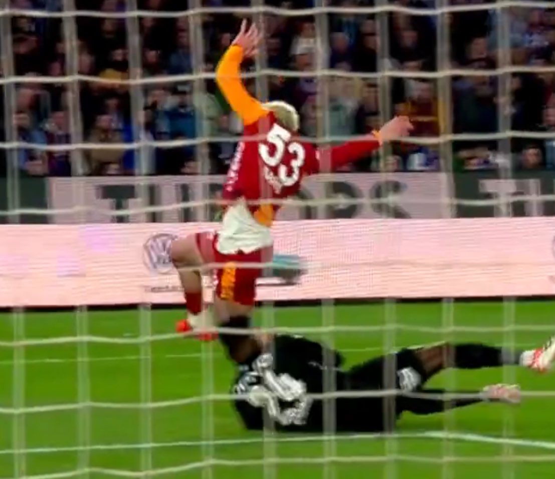 SiyahErcü tweet media