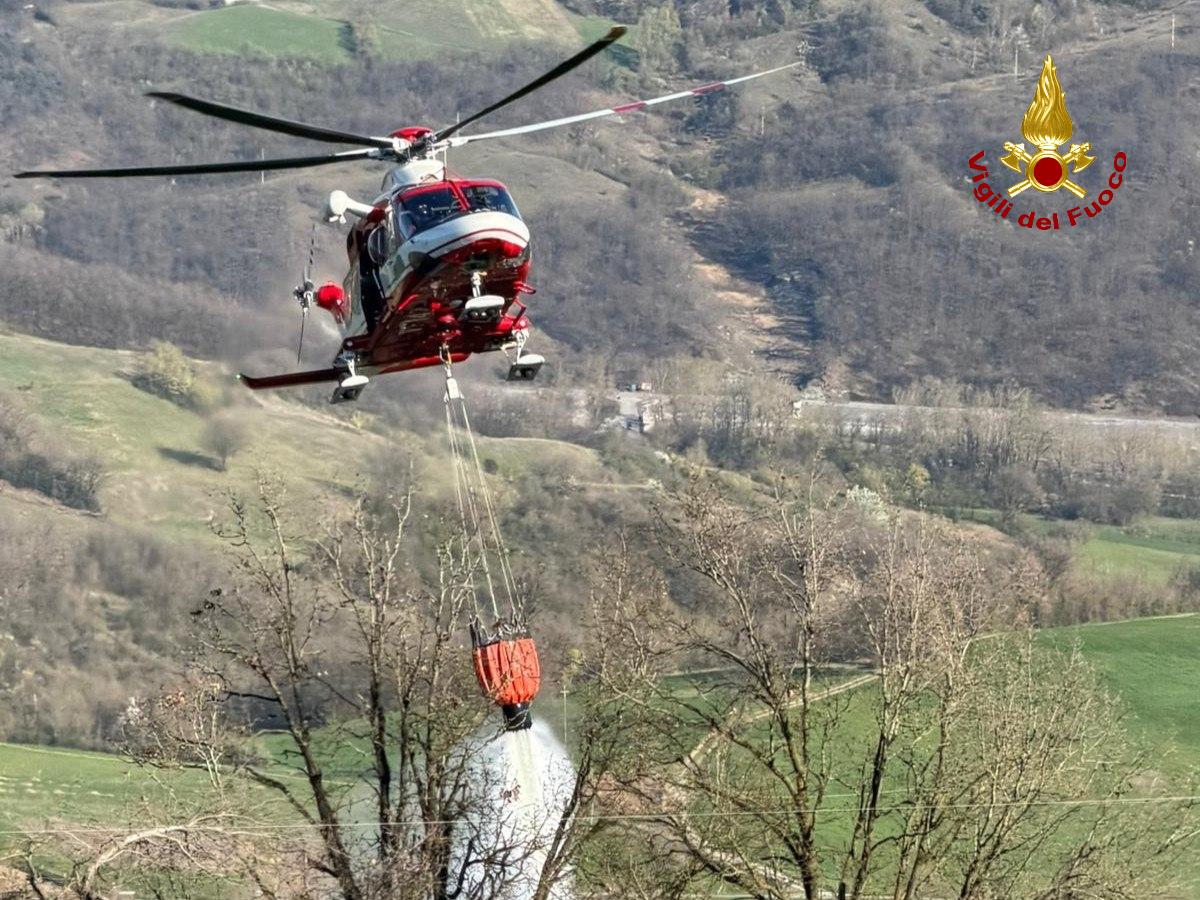 vigilidelfuoco's tweet image. A Neviano degli Arduini dalle ore 16 intervento elicottero Drago e squadre a terra #vigilidelfuoco per #incendioboschivo in zona impervia. In corso opere di estinzione

#Parma #4aprile