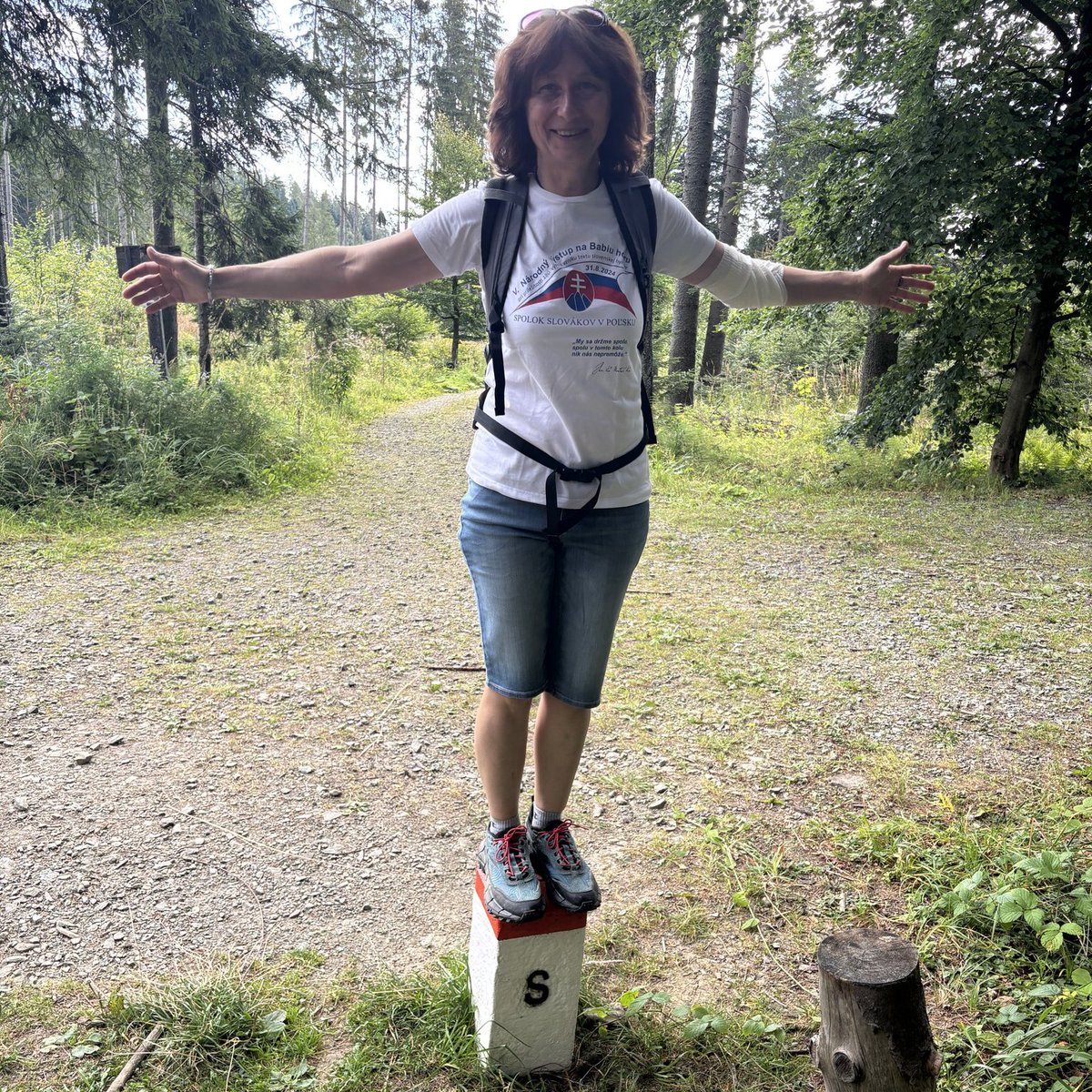 Pillandia's tweet image. Turisti slovacchi in escursione presso la linea di confine tra Polonia 🇵🇱 e Slovacchia 🇸🇰. 
📷: 2024. 
pillandia.blogspot.com/p/avaleht-iniz… 

#Slovakia #Polhora #Slovensko #Polska #Korbielów #Poland #Border