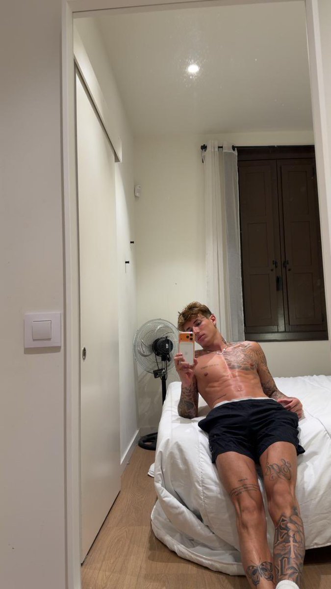 Clemenhl's tweet photo. Qui pour venir au lit ? 👀 https://t.co/vlvu4ZKkcp