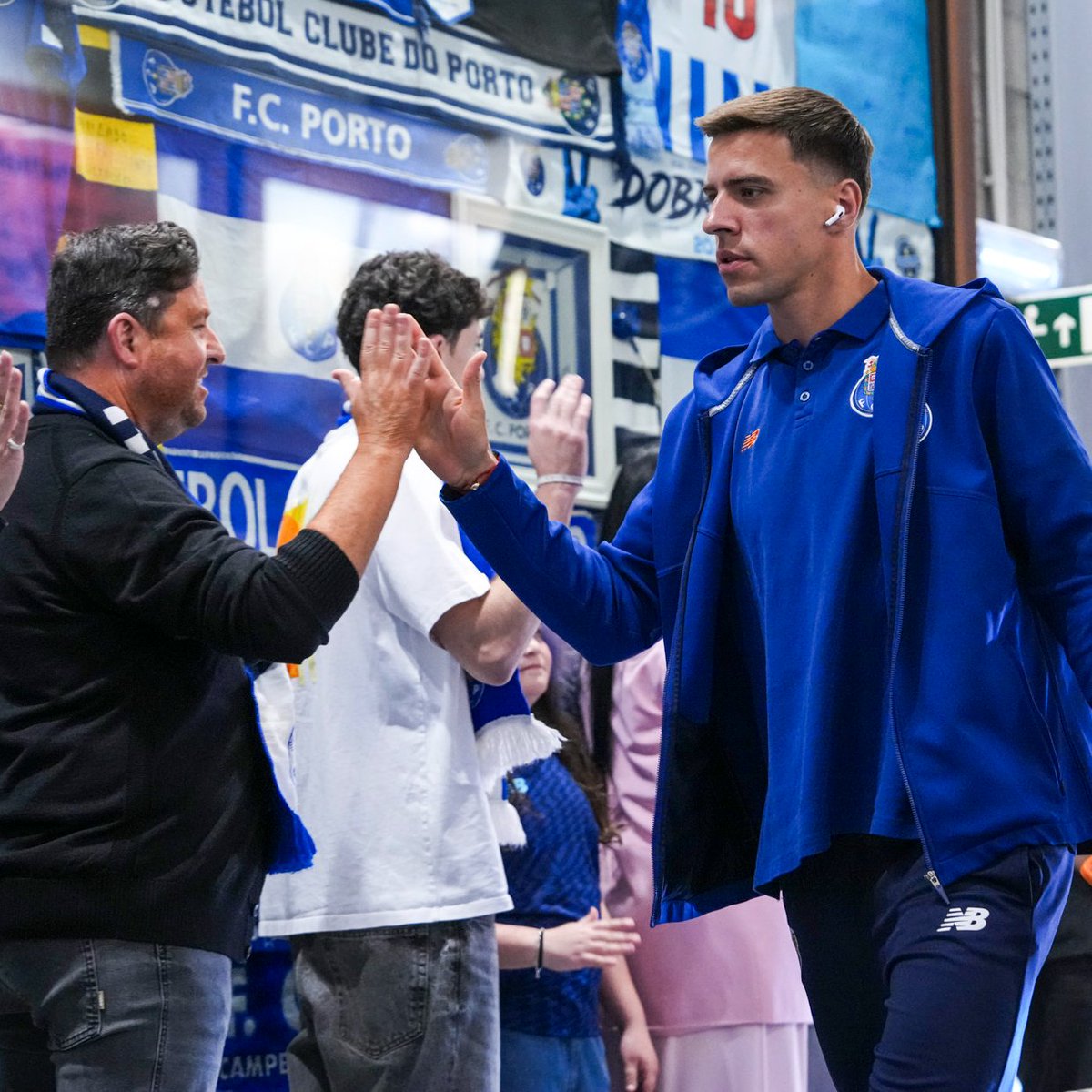 FCPorto's tweet image. Os Dragões estão em 𝗖𝗔𝗦𝗔. 🐉

#FCPFCF