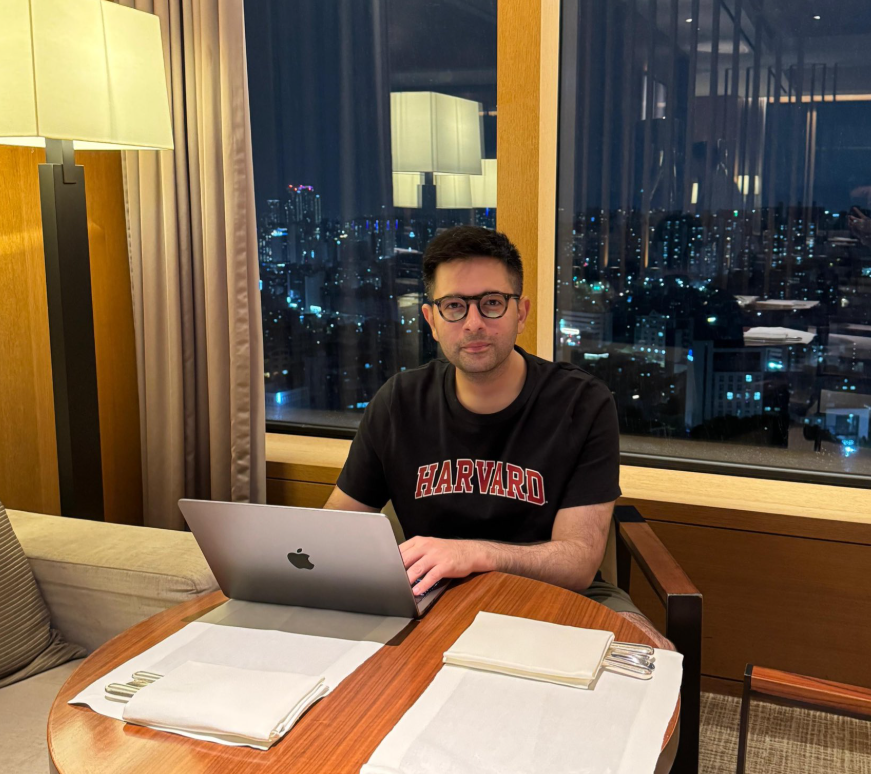 mikejava85's tweet photo. Remember this clown wearing Havard T-shirt to show he went to Havard ? Which degree ? He was there for 1 week Program for Leadership Development which does not make you Harvard allumini .
and look at the tag he used #StandWithHarvard #WeAre1H
Clown https://t.co/8kBbKBd4m6