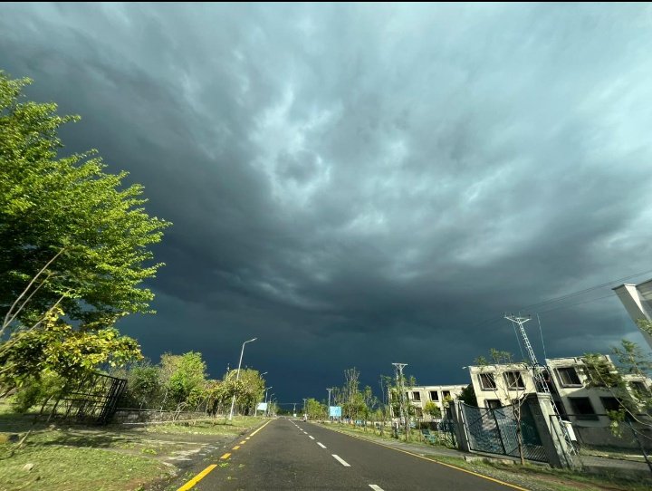 hananhaider's tweet photo. Storm clouds ahead, but I’m still on my way.
Qau Islamabad. https://t.co/AZwJnfMgQt