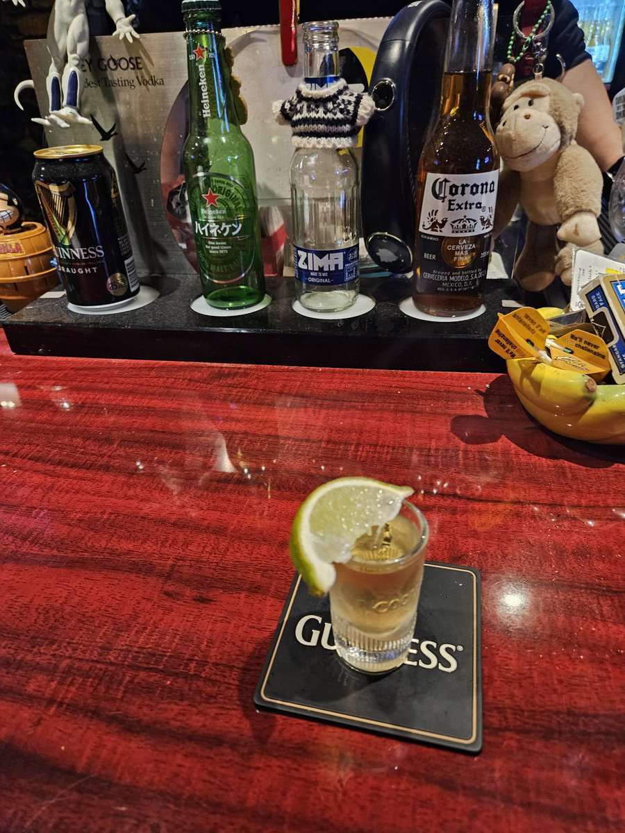 今日のお仕事終わってお客さんから沢山お酒ご馳走になってスイッチ入っていつものバーに😊
〆の寝酒スピリタスショットガン😊😊😊
おやすみなさい💤