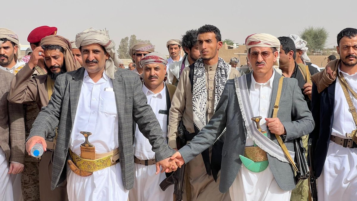 Eyad_Sharby's tweet photo. وزير الدفاع طاهرة العقيلي في حضرة عبيدة والشيخ مراد بن محسن بن معيلي عبيده ذاتها من كانت اليمن على مفترق طرق بين جمهورية وامامه من نهضت لتشكل السد المنيع في معارك الفلج والسد والمفرق ضد الكهنوت هاهو ويز الدفاع هناك لانه يعلم بدون عبيدة وال معيلي لا معركة حقيقيه ولا نصر https://t.co/nmNocmM1MS