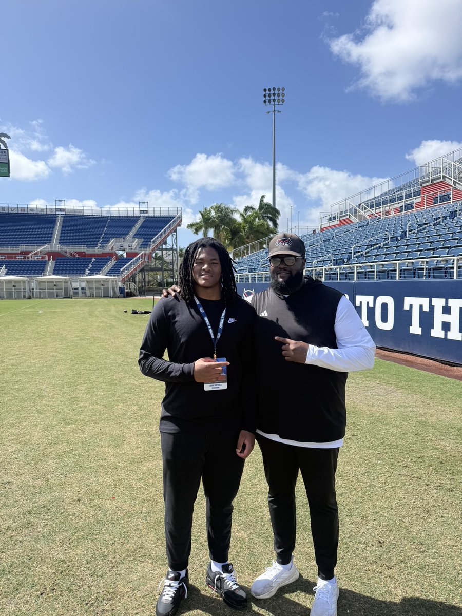 CoachWright72's tweet image. A McEachern great showing love to a #Member‼️

Always appreciate @CoachJDulaney for the work!

2027 IOL @Amareharts74 down the The Crib ☀️🌴 visiting @FAUFootball 

#RTABF | #ATL Ⓜ️