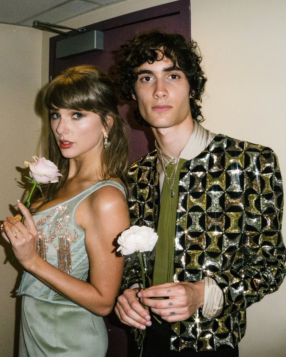 acervotaybrinaa's tweet photo. 🚨 Segundo insider, Taylor Swift irá comparecer ao Coachella para assistir o show de Sabrina Carpenter e Sombr. https://t.co/juPpYHzA6Z
