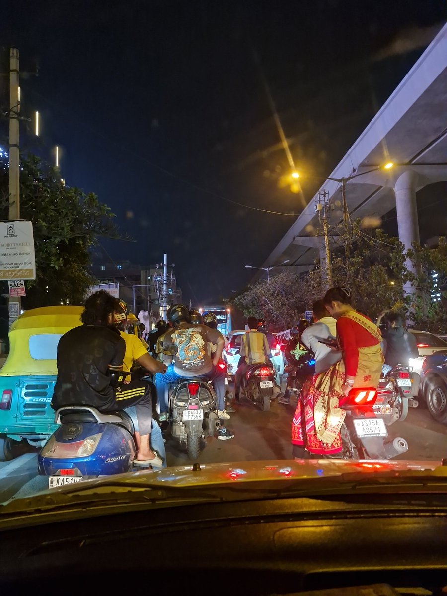 paddareddyt's tweet photo. @MarathahalliPS 
Request Traffic police to clear the path for service road as it if fully blocked and main road is fully empty
@KPCCPresident @siddaramaiah @DgpKarnataka https://t.co/O3eIS5N0bY