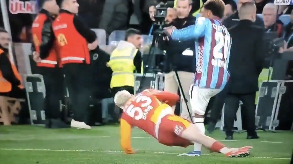 Le tibia n’est pas cassé, ça joue ! 😳