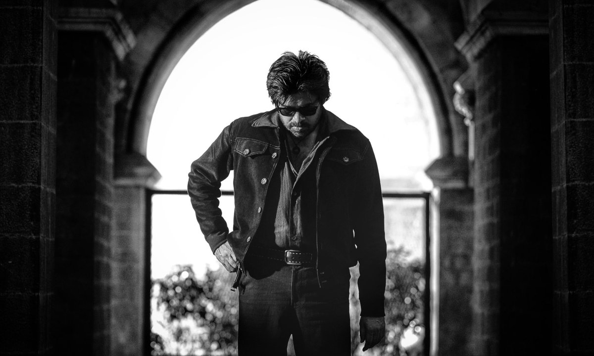 RAGHU6611's tweet photo. Zindabad Kalyan Babu 😎

Kalam, samayam annitiki athitam Kalyan Babu Craze okkate, rendu telugu Rastralaki okkade devudu 🔥🔥

Love you Kalyan Babu @PawanKalyan ❣️ https://t.co/70NhymRAkJ