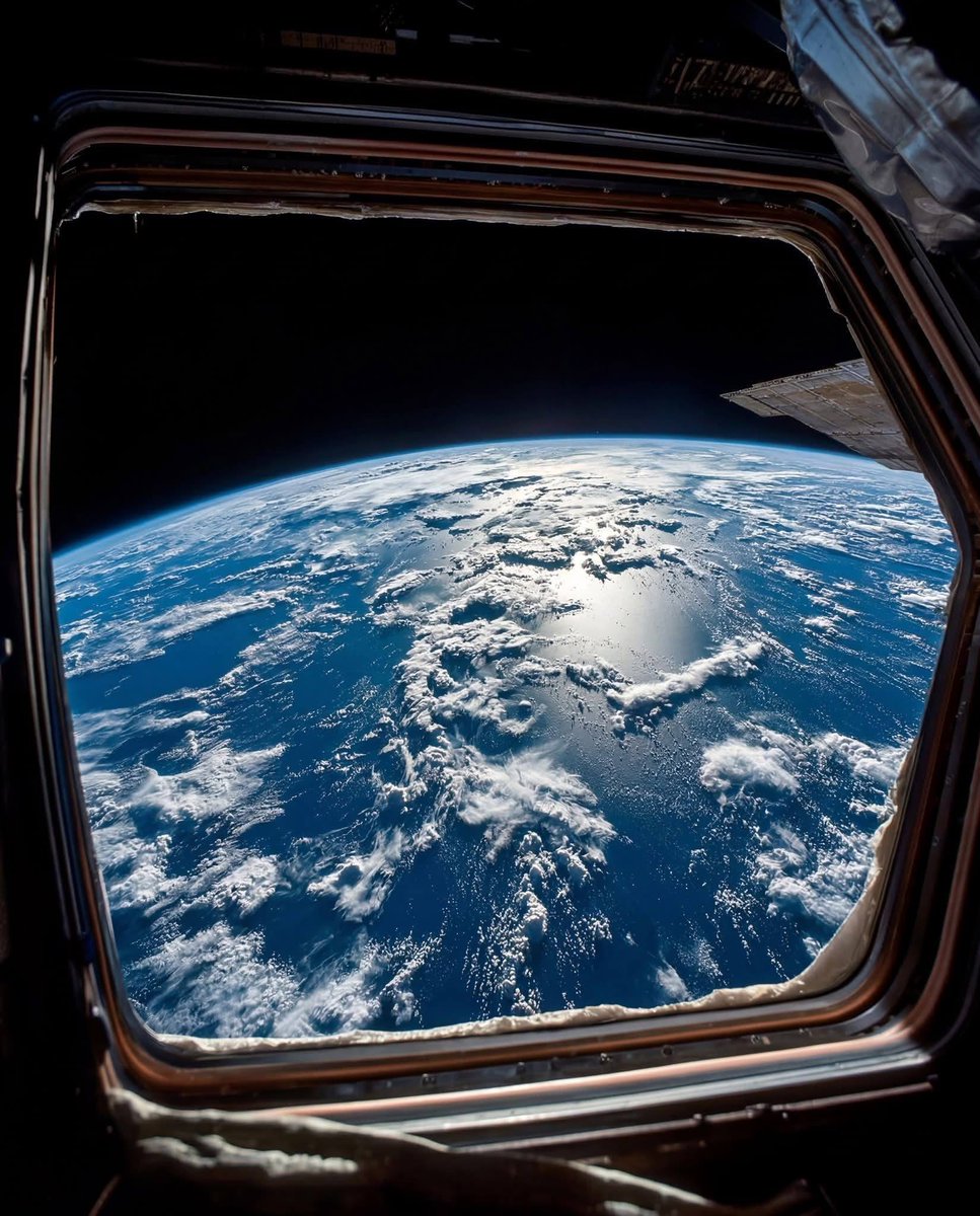 This is one of the first images of 🌎 captured by Artemis II from space.

So cool, right?

I wanna go in to outer space 🚀

Anyone else? 🙋‍♂️