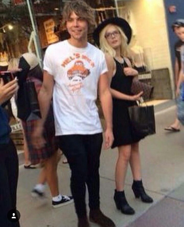 dee is a star tweet media