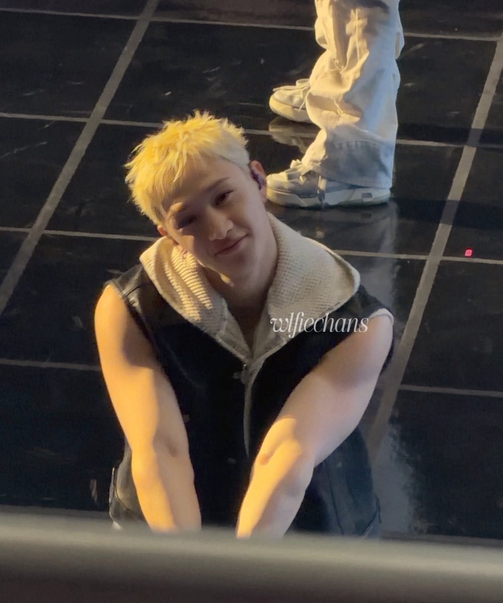 strawariberri's tweet photo. who's fluffy puppy is this??? why is he allowed on stage???? https://t.co/oSpE6TqSFZ