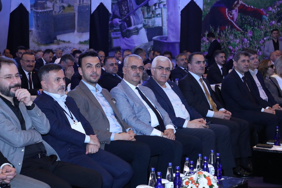 ibrahimgokcedg's tweet photo. 📍 Antalya | Akdeniz Bölge Strateji Toplantısı

İl Başkanımız Sayın Tamer Dağlı’nın başkanlığında, 15 ilçe başkanı olarak gerçekleştirdiğimiz toplantının ikinci gününde de programımıza devam ettik.

Gün boyu süren oturumlarda, teşkilat çalışmalarımıza yön verecek başlıkları ele alarak karşılıklı değerlendirmelerde bulunduk. Tecrübe paylaşımı ve istişare kültürüyle zenginleşen bu buluşmada, yol haritamızı daha net bir şekilde ortaya koyduk.

Aynı inanç, aynı kararlılık ve ortak hedeflerle çalışmalarımızı sürdürmeye devam ediyoruz.

#BirlikBeraberlik
#İnancımızBir #NiyetimizBir #YolumuzBir

@omerrcelik @abuyukgumus @yahyacelik_ @ozmehmetemin @Tamer_Dagli @KaramikSunay  @abdullahdogru01 @farukaytek