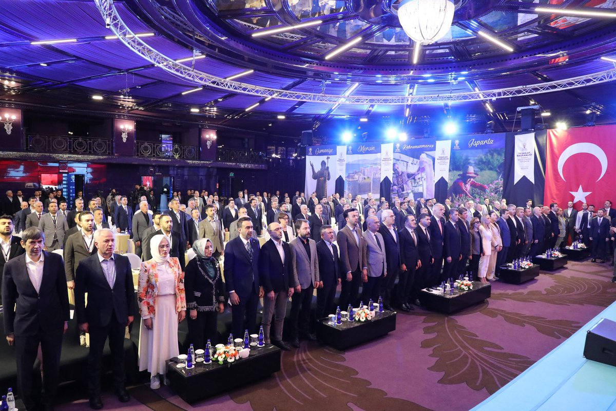 ibrahimgokcedg's tweet photo. 📍 Antalya | Akdeniz Bölge Strateji Toplantısı

İl Başkanımız Sayın Tamer Dağlı’nın başkanlığında, 15 ilçe başkanı olarak gerçekleştirdiğimiz toplantının ikinci gününde de programımıza devam ettik.

Gün boyu süren oturumlarda, teşkilat çalışmalarımıza yön verecek başlıkları ele alarak karşılıklı değerlendirmelerde bulunduk. Tecrübe paylaşımı ve istişare kültürüyle zenginleşen bu buluşmada, yol haritamızı daha net bir şekilde ortaya koyduk.

Aynı inanç, aynı kararlılık ve ortak hedeflerle çalışmalarımızı sürdürmeye devam ediyoruz.

#BirlikBeraberlik
#İnancımızBir #NiyetimizBir #YolumuzBir

@omerrcelik @abuyukgumus @yahyacelik_ @ozmehmetemin @Tamer_Dagli @KaramikSunay  @abdullahdogru01 @farukaytek