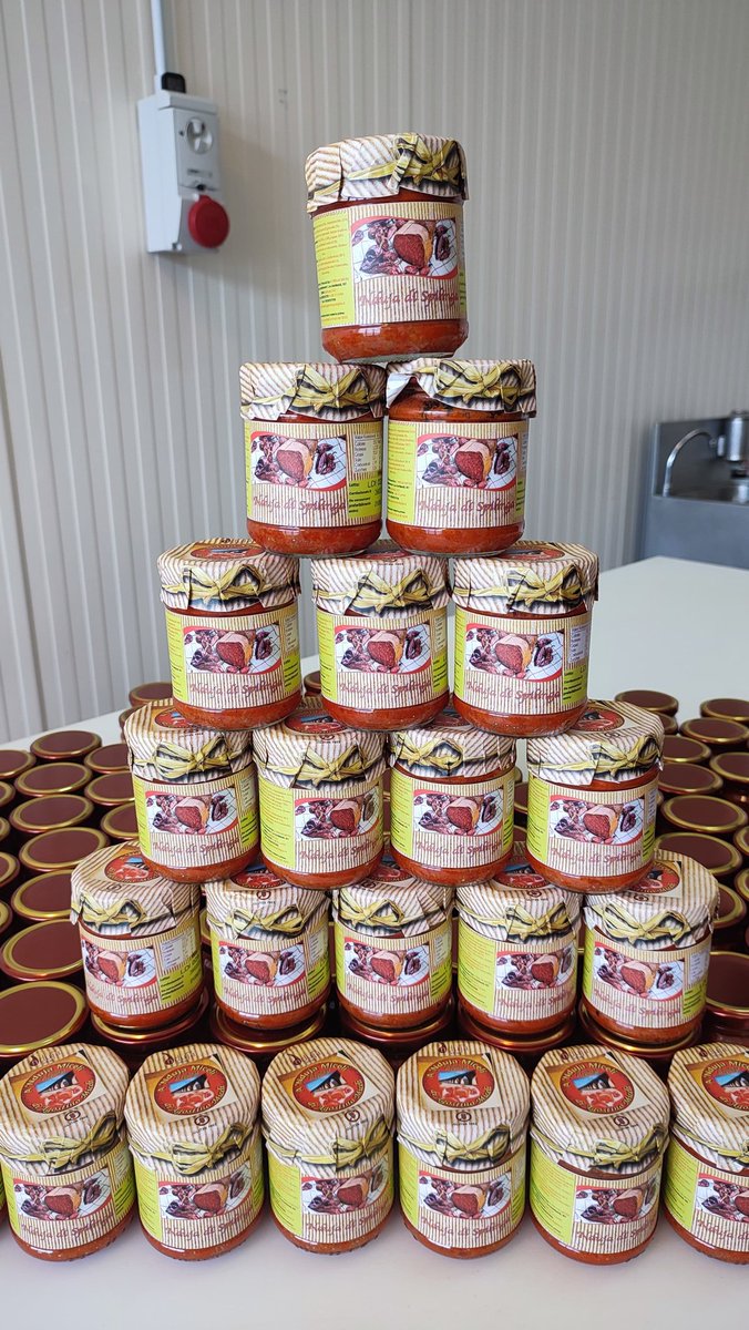 andujamiceli's tweet image. La rivoluzione nel vasetto. 🔥 Se non hai mai provato la ‘Nduja di Spilinga di Miceli, non sai cosa significhi il vero equilibrio tra piccantezza e cremosità.
​Pane caldo, un velo di ‘Nduja e il viaggio in Calabria è servito. 🌶️
​#Nduja #Spilinga #EccellenzaCalabrese #FoodPorn