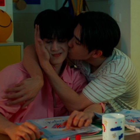 khin Kyi win tweet media