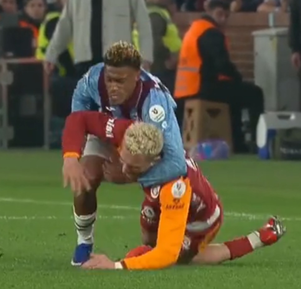 Şuna kırmızı kart çıkmadı :d