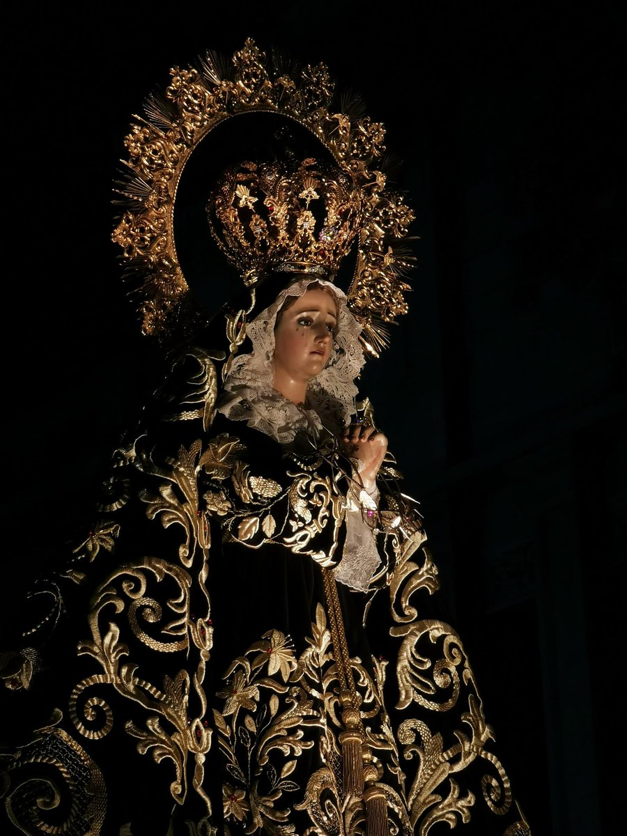 Cgabsssss's tweet photo. Ese turno lo llevo en hombros Gaby de 9 años, esa niña que soñaba con un día llevar a la Virgen de la Soledad justo frente al Palacio.
Gracias por tanto madre mía💜 https://t.co/fZWAUov6Cc