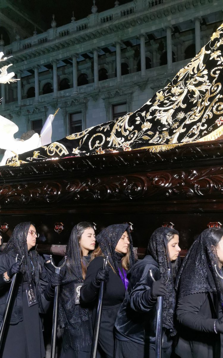 Cgabsssss's tweet photo. Ese turno lo llevo en hombros Gaby de 9 años, esa niña que soñaba con un día llevar a la Virgen de la Soledad justo frente al Palacio.
Gracias por tanto madre mía💜 https://t.co/fZWAUov6Cc