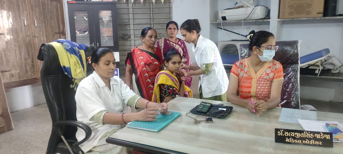 આજરોજ પ્રાથમિક આરોગ્ય કેન્દ્ર ટાણા ખાતે મેડિકલ ઓફિસરશ્રી અને ટીમ દ્વારા HPV વેક્સિન ડ્રાઈવ યોજવામાં આવેલ જેમાં દીકરીઓને સુરક્ષિત રસી આપવામાં આવેલ, અને  દીકરીઓએ HPV રસી વિષયક તેમનો સંદેશ અને અભિપ્રાય આપેલ.
#HPV_Vaccination 
#Special_Drive
<a href="/HealthDeptGuj/">Health Department Gujarat</a> 
<a href="/NHMGujarat/">NHM Gujarat</a>