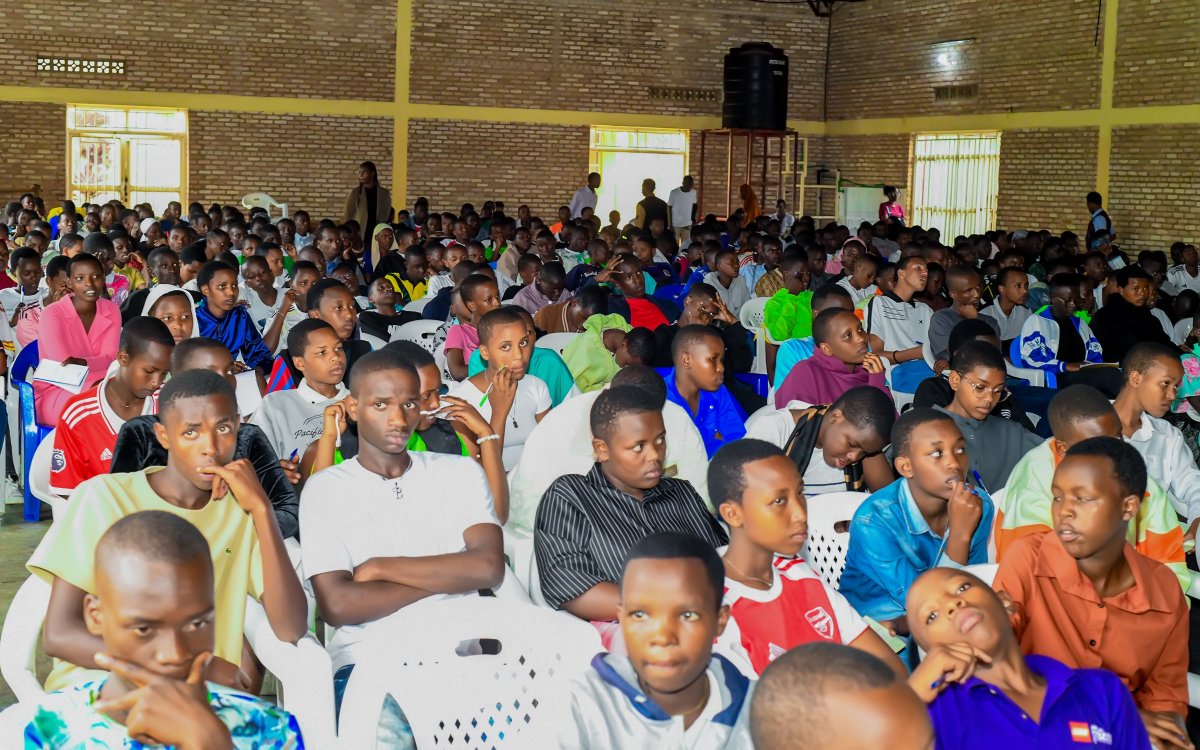 Muhangadis's tweet photo. 1/4
Umuyobozi w'Akarere @KAYITAREJacky yitabiriye  Ihuriro ry'Urubyiruko rwiga mu mashuri yisumbuye rusaga 600, rwaturutse hirya no hino mu Gihugu.

Iri huriro ry'iminsi 4 riri kubera muri #Gahogo Adventist Academy, ryateguwe ku bufatanye bwa @RwandaYouth na @yim_africa. https://t.co/o8u3qqHNVT