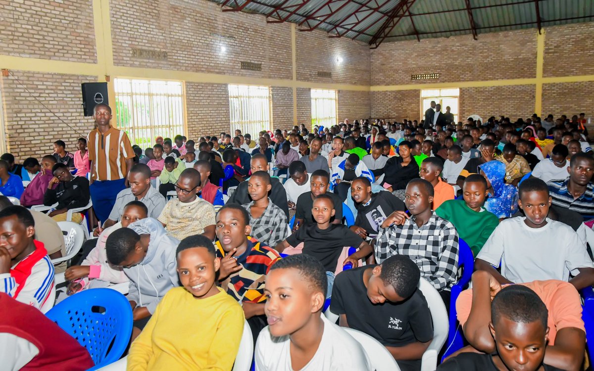 Muhangadis's tweet photo. 1/4
Umuyobozi w'Akarere @KAYITAREJacky yitabiriye  Ihuriro ry'Urubyiruko rwiga mu mashuri yisumbuye rusaga 600, rwaturutse hirya no hino mu Gihugu.

Iri huriro ry'iminsi 4 riri kubera muri #Gahogo Adventist Academy, ryateguwe ku bufatanye bwa @RwandaYouth na @yim_africa. https://t.co/o8u3qqHNVT