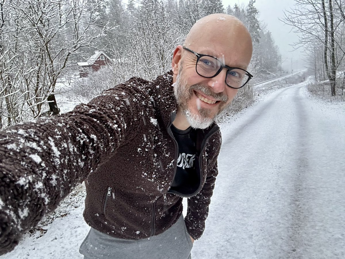 JanTPE's tweet photo. Woke up to an Easter surprise 🤣
#gay #snow https://t.co/6jwVR4GESv